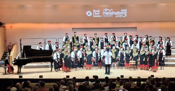 尼布恩合唱團穿族服赤腳登台 世界大賽再奪兩金