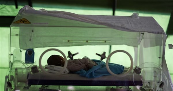 印尼孕婦7.7強震中早產 醫靠手電筒動手術奇蹟接生