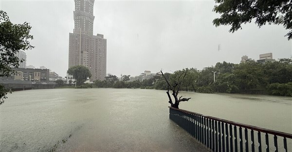 高雄豪雨不斷多地積淹水　「愛河之心」步道遭水吞噬
