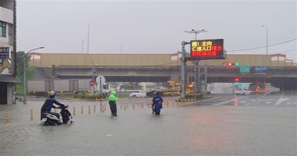 台南雨後積淹水 國1仁德交流道北上入口一度封閉 台南雨後積淹水 國1仁德交流道北上入口一度封閉