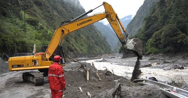 西藏土石流災區堰塞湖溢流 道路搶通暫停