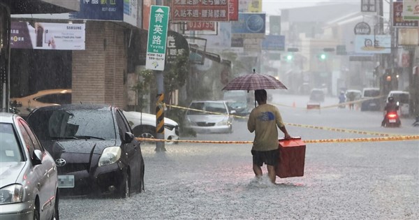 彰化午後豪雨多處積淹水　民生、曉陽地下道雙向封閉