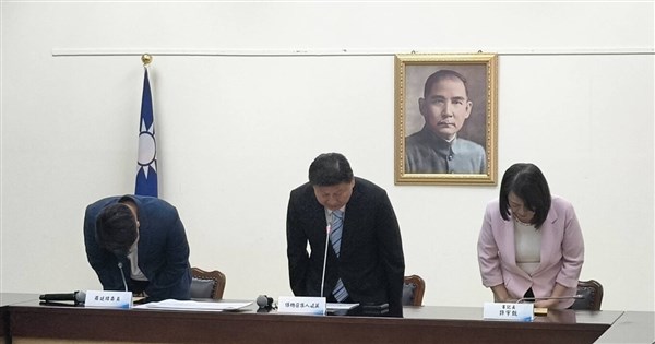 國務機要費遭刪凍影響弱勢禮盒訂單　傅崐萁鞠躬致歉