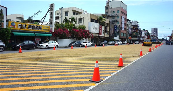 車輛輪胎壓到槽化線是否違規?交通部解釋跨越定義