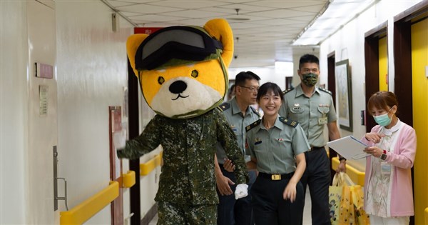 化身勇氣魔法師 官兵赴北榮兒童病房表演帶來笑容