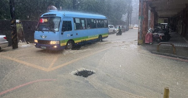 基隆持續強降雨多處淹水 市府災害應變一級開設嚴陣以待 基隆持續強降雨多處淹水 市府災害應變一級開設嚴陣以待