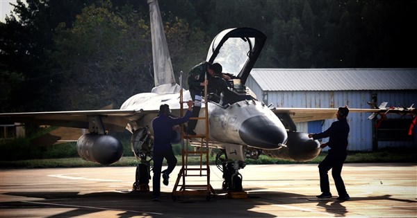 無人機侵入清泉崗基地　戰機民航機一度暫停起降