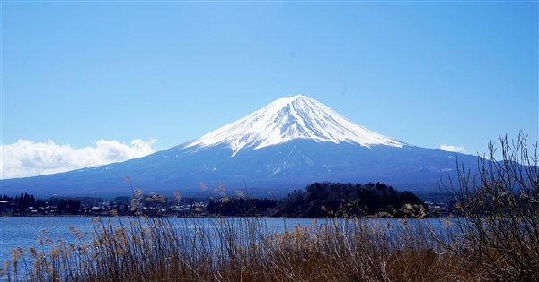 中國遊客掐頸富士山天鵝擺拍 挨轟後急刪貼文改口稱AI合成