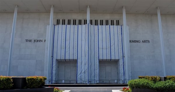 甘迺迪表演藝術中心改名受阻 川普揚言恐永久關閉