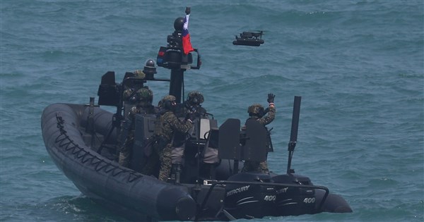 美台推「地獄景象」防禦構想 無人機蜂群阻共軍 美台推「地獄景象」防禦構想 無人機蜂群阻共軍