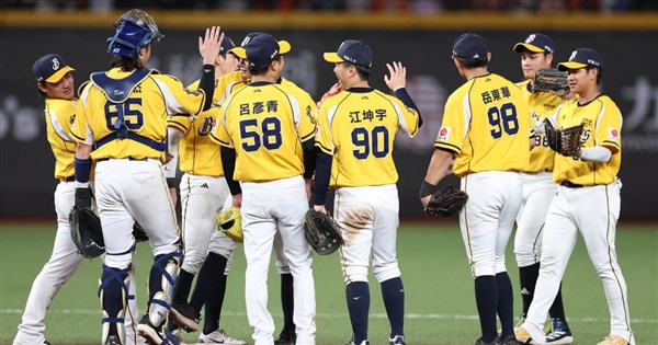 兄弟把握陳傑憲失誤重返龍頭　平野惠一：那球不好守[影]