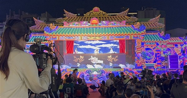 鍘美藝術節一連5晚台南安平登場 首場演出「包公斬駙馬」人潮爆滿
