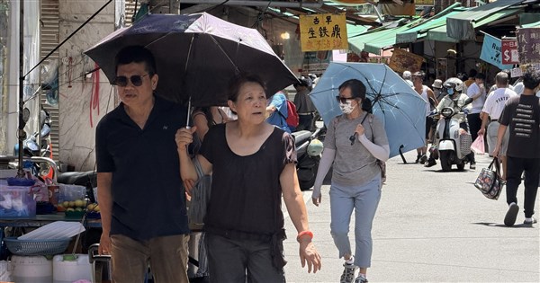 颱風杜鵑升級中颱 未來一週全台高溫上看34度
