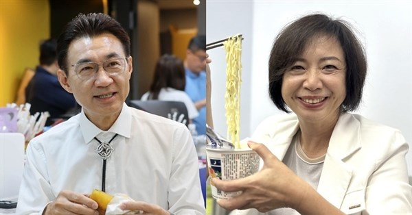 參選人拚行程 車上用餐是常態、1碗泡麵就解饞 參選人拚行程 車上用餐是常態、1碗泡麵就解饞