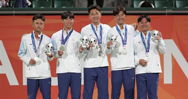 陳郁勲左腳骨折重返球場 亞運軟網男團奪銀感動落淚