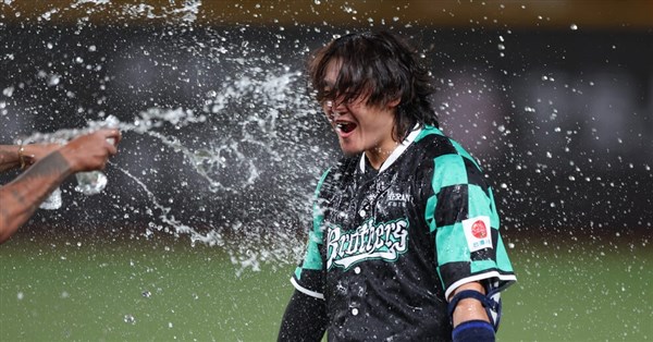 龍隊排5人內野仍擋不住 兄弟隊連3天再見比賽奪7連勝 龍隊排5人內野仍擋不住 兄弟隊連3天再見比賽奪7連勝