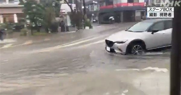 杜鵑颱風挾豪雨侵襲鎌倉 車站前泥水奔流