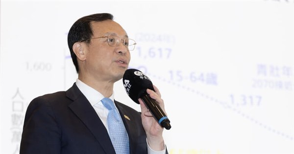 高齡社會AI浪潮 石崇良闡述國產藥物、數位韌性挑戰