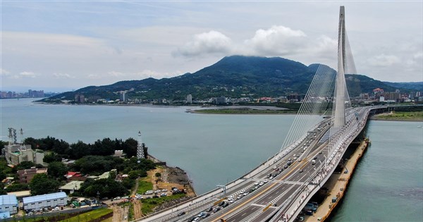 淡江大橋禁違規攀爬塗鴉毀損 違者最高罰30萬元