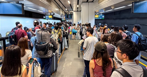 連假返鄉人潮湧高鐵 台鐵及國道客運機動增班助分流