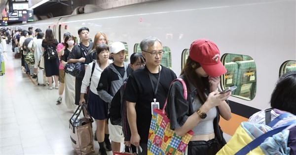 中秋連假對號座險擠不上車　高鐵籲自由座排隊禮讓
