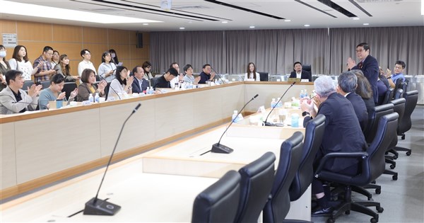 最低工資審議會罕見開至傍晚 「400元之爭」成卡關原因