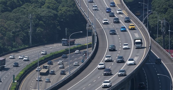 中秋連假第3天國道13路段易塞 國5北向可能塞至午夜 | 生活 | 中央社 CNA