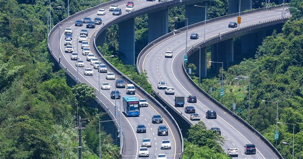 中秋教師節連假收假日 西部國道估午後湧北返車潮 中秋教師節連假收假日 西部國道估午後湧北返車潮