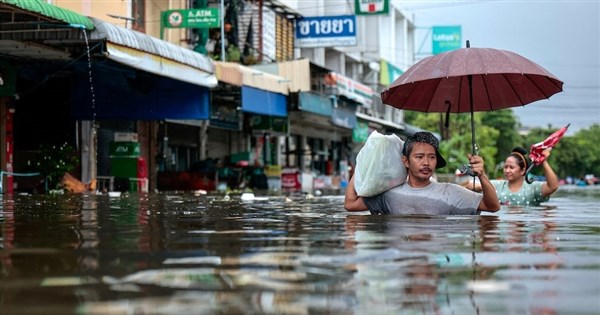 曼谷及25府淹水災情逾22萬戶8死 政府宣布連休兩天 曼谷及25府淹水災情逾22萬戶8死 政府宣布連休兩天