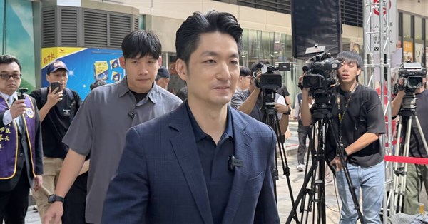 網友熱議競選辦公室視覺設計 蔣萬安:有討論是好事
