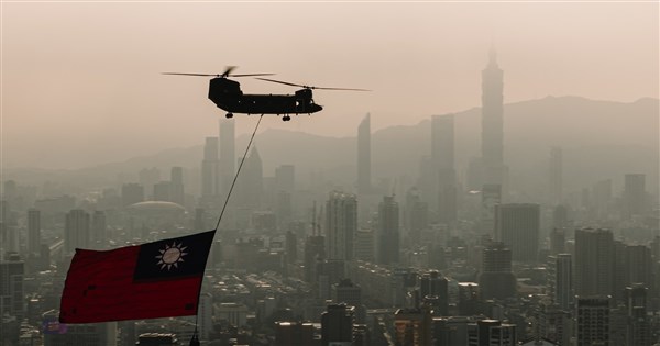 國慶空中半兵力預演 國旗機隊通過總統府上空