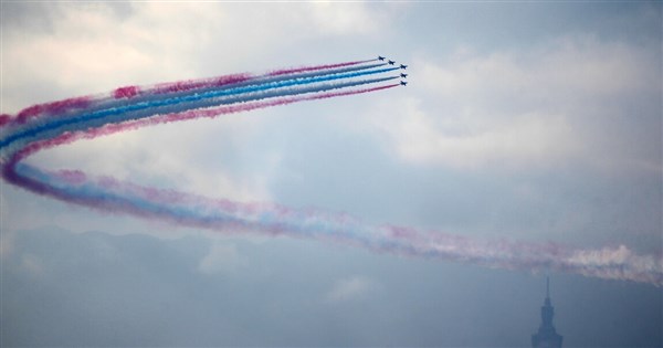 國慶空中全兵力操演 勇鷹高教機噴彩煙飛越總統府 國慶空中全兵力操演 勇鷹高教機噴彩煙飛越總統府