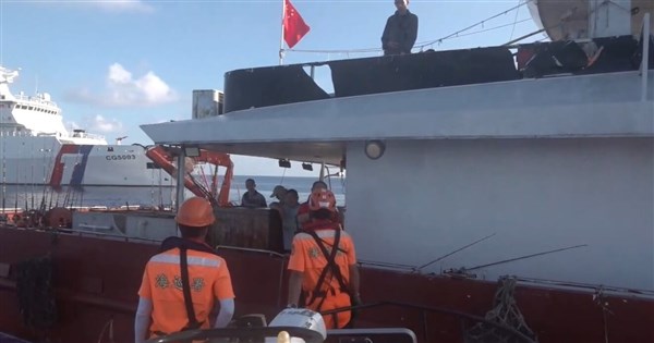 水砲逼退中國漁船　海巡：東沙越界依法驅離兼顧人道救援[影]