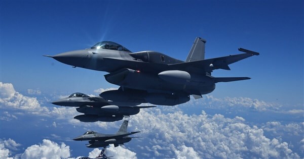 F-16V blk70首批2架抵台空拍畫面公開　勇鷹高教機伴飛[影]