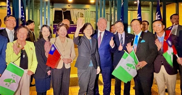蔡英文抵舊金山 台僑迎接高喊台灣民主有你有我 蔡英文抵舊金山 台僑迎接高喊台灣民主有你有我