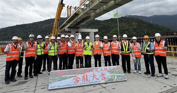 馬太鞍溪永久橋鋼梁合龍　交通部：將提前於116年中通車[影]