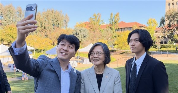 蔡英文史丹佛演說掀旋風 親切為台生簽名