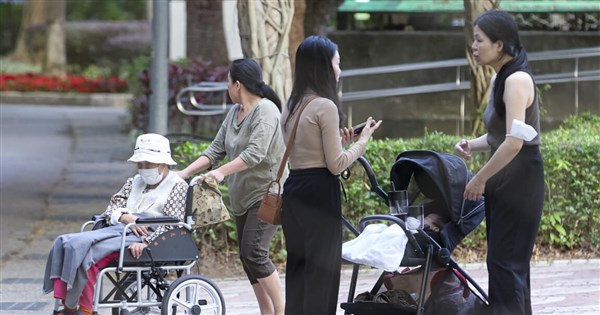 台灣9月總人口數2321萬餘人　連33個月負成長