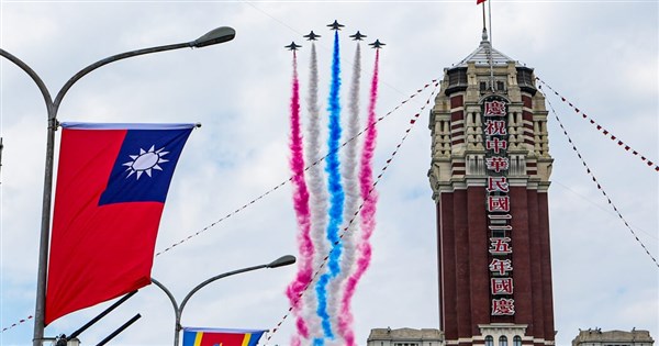 日本議員祝賀團搖台日國旗 雷虎3色彩煙衝場慶雙十 日本議員祝賀團搖台日國旗 雷虎3色彩煙衝場慶雙十