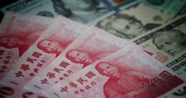 熱錢大出逃 新台幣續挫寫逾1年單週最大貶幅