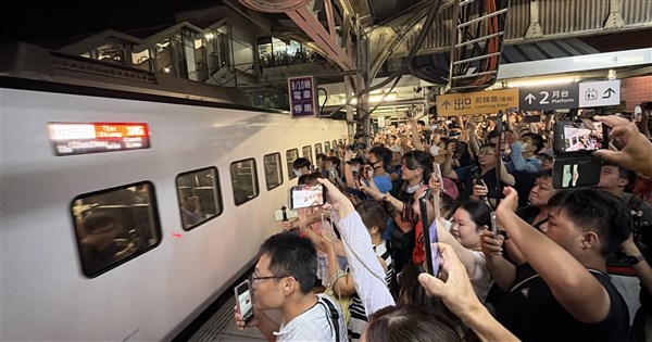 台南市區平面鐵路走入歷史 車站人潮揮別最後列車 台南市區平面鐵路走入歷史 車站人潮揮別最後列車