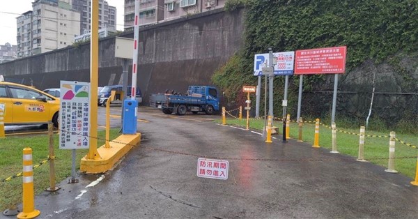 新北高灘地停車場下午4時起只出不進 晚間8時強制拖吊 新北高灘地停車場下午4時起只出不進 晚間8時強制拖吊