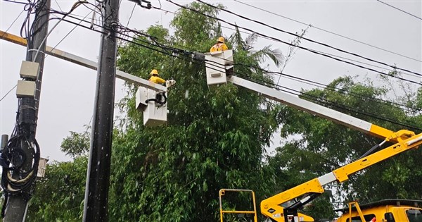 台電:迄今動員逾1.5萬人次投入搶修 力拚今晚全數復電 台電:迄今動員逾1.5萬人次投入搶修 力拚今晚全數復電