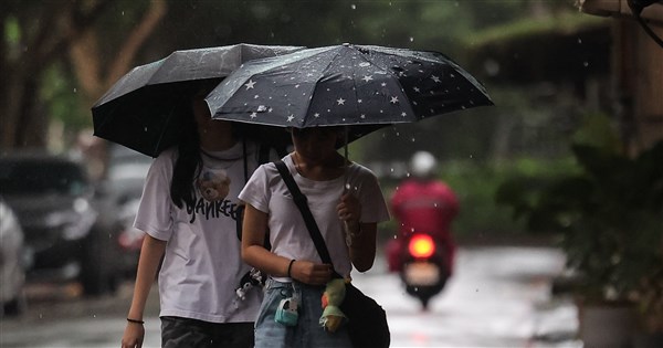颱風薔琵遠離花東防較大雨勢 10/27迎東北季風轉涼 颱風薔琵遠離花東防較大雨勢 10/27迎東北季風轉涼