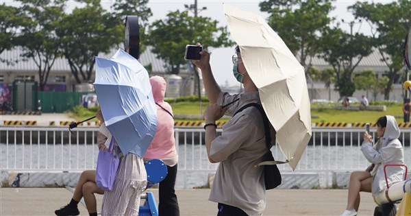 煙花再轉強颱 吳德榮:東部有雨、中南部晴朗上看34度 煙花再轉強颱 吳德榮:東部有雨、中南部晴朗上看34度