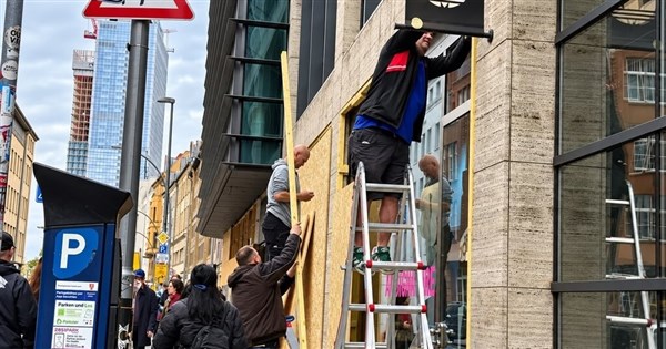 德國Z世代抗爭全城戒備 柏林商家連夜封窗防暴 德國Z世代抗爭全城戒備 柏林商家連夜封窗防暴