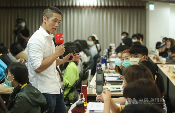 吳怡農擔任我是海外特派員講師 直言很崇拜記者