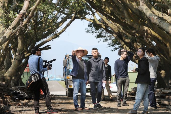 戴著斗笠的建築師  黃聲遠站在田中央 