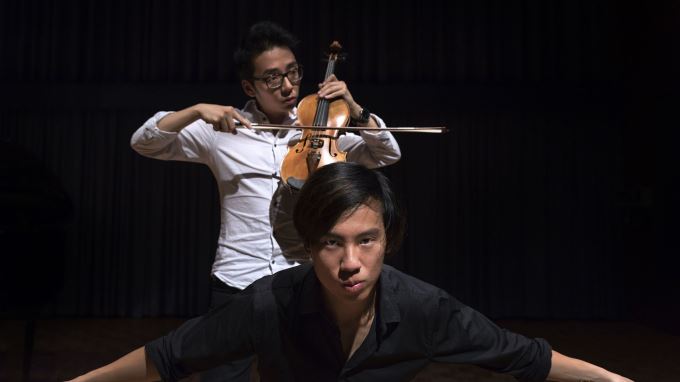 餐風露宿不改其志  雙琴俠音樂路上幽默前行