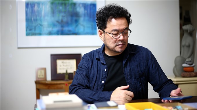 一本書就是一場策展 鄧博仁用感性之眼打造行動美術館